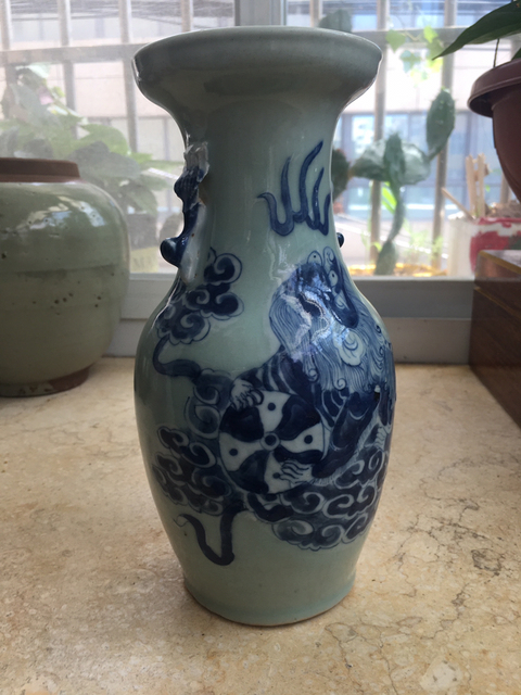 古玩陶瓷豆青釉青花獅紋盤口瓶拍賣，當前價格1500元