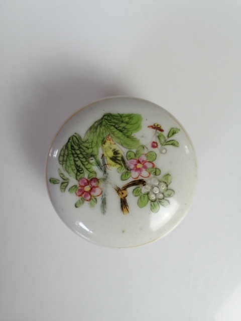 古玩陶瓷民國粉彩杏林春燕紋印泥盒拍賣，當前價格300元