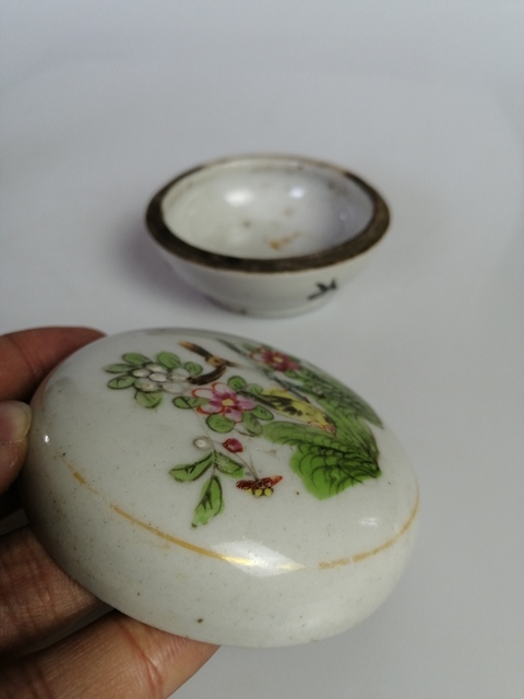 古玩陶瓷民國粉彩杏林春燕紋印泥盒拍賣，當前價格300元