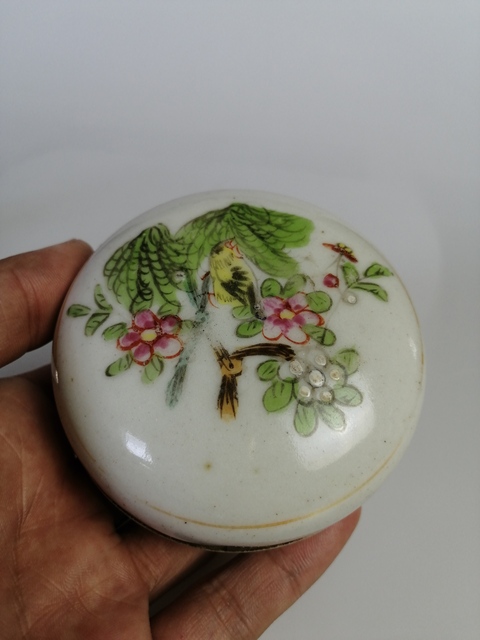 古玩陶瓷民國粉彩杏林春燕紋印泥盒拍賣，當前價格300元