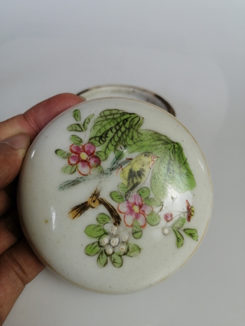 古玩陶瓷民國粉彩杏林春燕紋印泥盒拍賣，當前價格300元