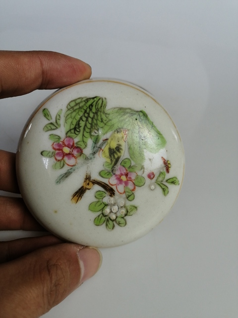 古玩陶瓷民國粉彩杏林春燕紋印泥盒拍賣，當前價格300元