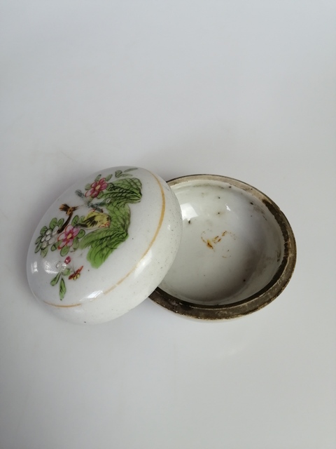 古玩陶瓷民國粉彩杏林春燕紋印泥盒拍賣，當前價格300元