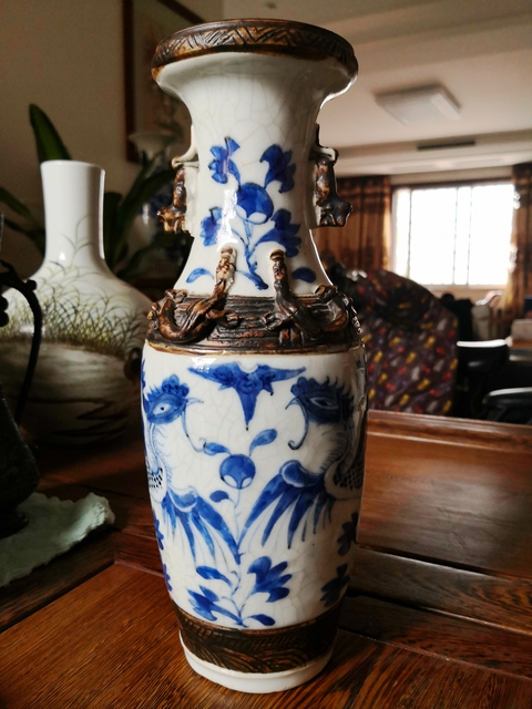 古玩陶瓷清.成化款哥釉地鐵泥青花鳳紋螭龍獅耳瓶拍賣,當(dāng)前價(jià)格1980元