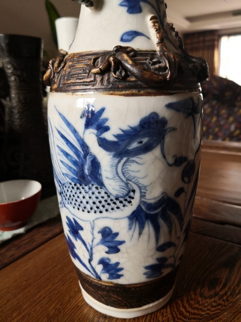 古玩陶瓷清.成化款哥釉地鐵泥青花鳳紋螭龍獅耳瓶拍賣,當(dāng)前價(jià)格1980元