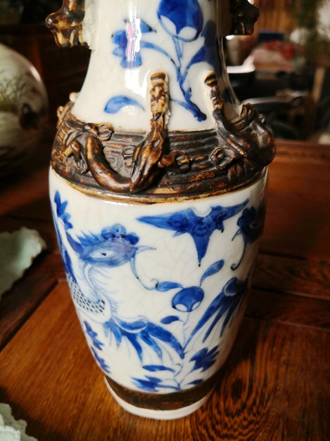 古玩陶瓷清.成化款哥釉地鐵泥青花鳳紋螭龍獅耳瓶拍賣,當(dāng)前價(jià)格1980元
