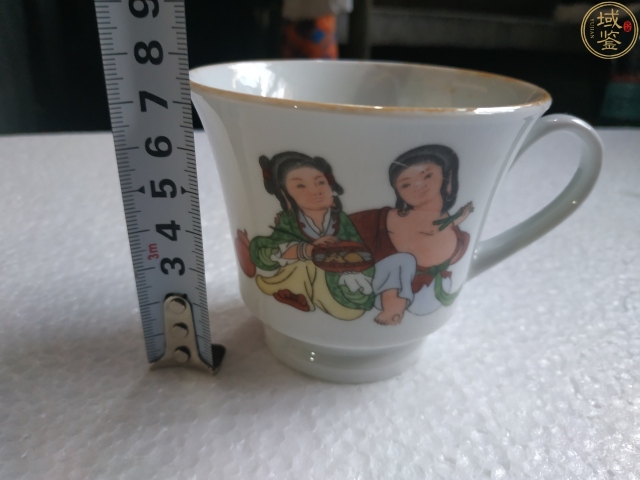 古玩陶瓷彩繪人物荷合二仙紋手把杯拍賣,當前價格88元