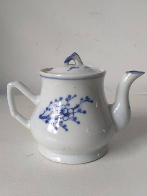 古玩陶瓷清晚期青花梅花紋茶壺拍賣，當前價格100元