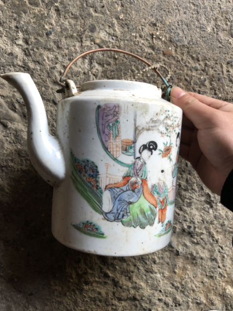 古玩陶瓷人物紋粉彩提梁壺拍賣(mài)，當(dāng)前價(jià)格8900元