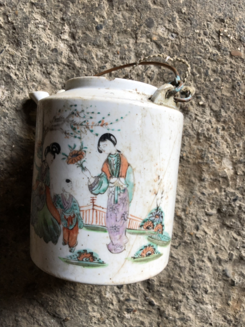 古玩陶瓷人物紋粉彩提梁壺拍賣(mài)，當(dāng)前價(jià)格8900元