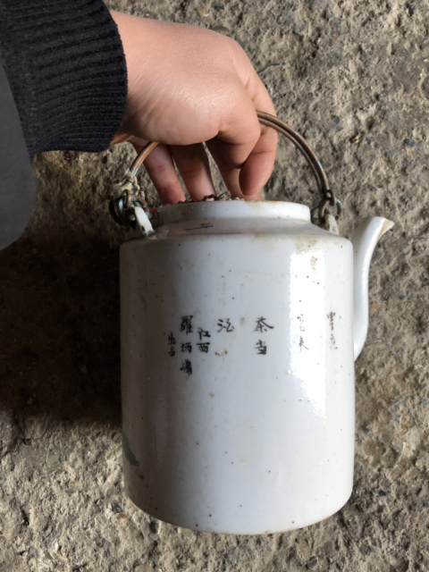 古玩陶瓷人物紋粉彩提梁壺拍賣(mài)，當(dāng)前價(jià)格8900元