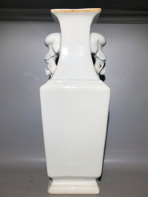 古玩陶瓷白釉象耳瓶拍賣，當前價格22800元