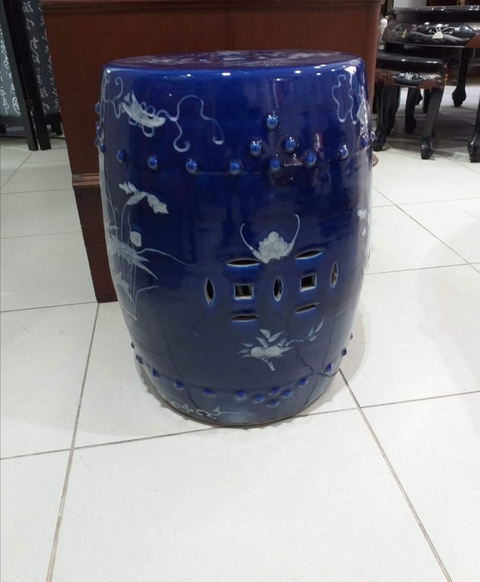 古玩陶瓷祭藍(lán)釉描白花卉紋繡墩拍賣，當(dāng)前價格18000元