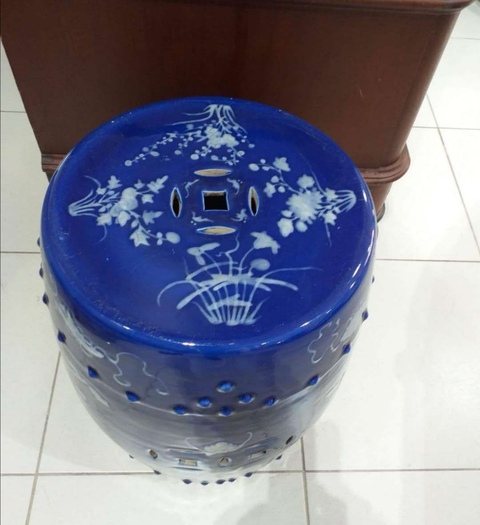 古玩陶瓷祭藍(lán)釉描白花卉紋繡墩拍賣，當(dāng)前價格18000元