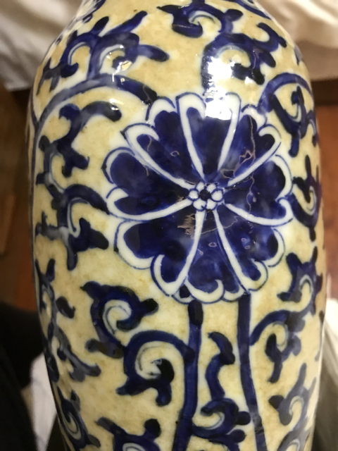 古玩陶瓷花卉紋青花瓶拍賣，當(dāng)前價(jià)格6000元