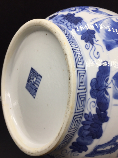 古玩陶瓷光緒仿乾隆青花侍女花鳥紋扁罐拍賣,當前價格13000元