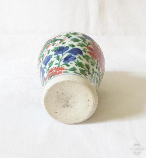 古玩陶瓷青花五彩獅子穿花紋瓶拍賣，當前價格17000元