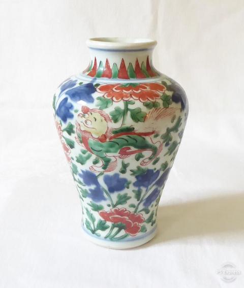 古玩陶瓷青花五彩獅子穿花紋瓶拍賣，當前價格17000元