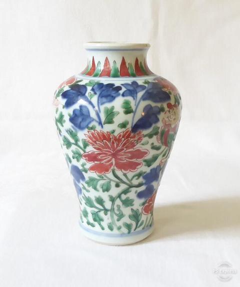 古玩陶瓷青花五彩獅子穿花紋瓶拍賣，當前價格17000元