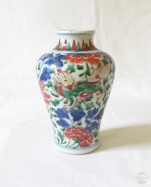 古玩陶瓷青花五彩獅子穿花紋瓶拍賣，當前價格17000元