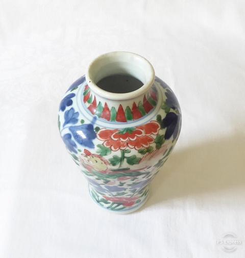 古玩陶瓷青花五彩獅子穿花紋瓶拍賣，當前價格17000元