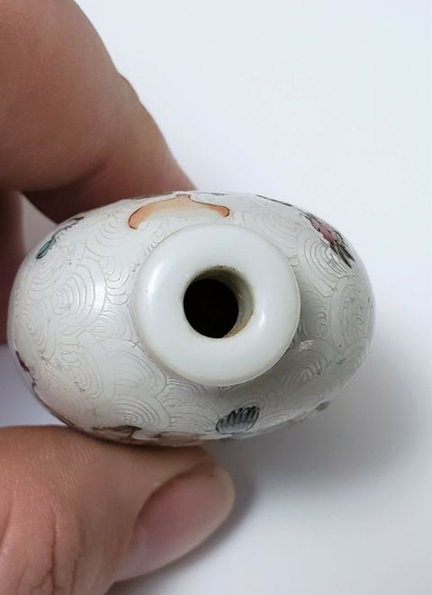 古玩陶瓷白釉軋道粉彩八仙人物故事紋鼻煙壺拍賣，當前價格9000元