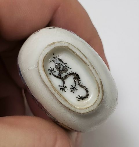 古玩陶瓷白釉軋道粉彩八仙人物故事紋鼻煙壺拍賣，當前價格9000元