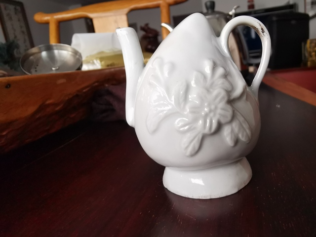 古玩陶瓷白釉印模花卉紋倒流壺拍賣，當前價格7800元