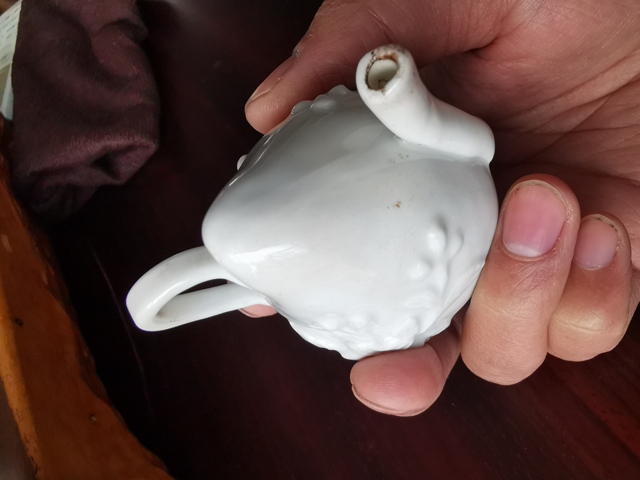 古玩陶瓷白釉印模花卉紋倒流壺拍賣，當前價格7800元