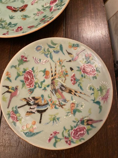 古玩陶瓷豆青釉廣彩蝶戀花紋盤拍賣，當前價格23000元