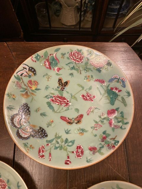 古玩陶瓷豆青釉廣彩蝶戀花紋盤拍賣，當前價格23000元