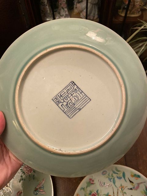 古玩陶瓷豆青釉廣彩蝶戀花紋盤拍賣，當前價格23000元