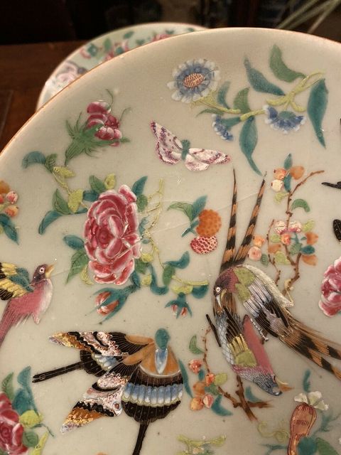 古玩陶瓷豆青釉廣彩蝶戀花紋盤拍賣，當前價格23000元