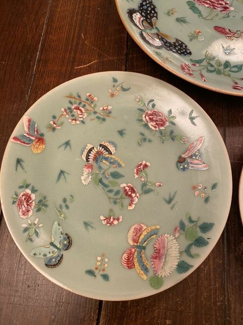 古玩陶瓷豆青釉廣彩蝶戀花紋盤拍賣，當前價格23000元