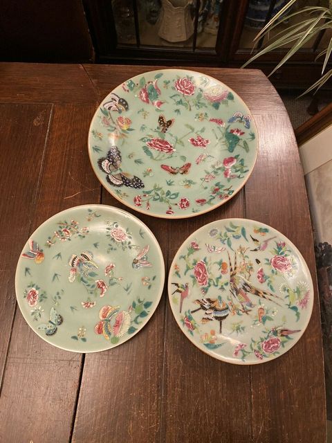 古玩陶瓷豆青釉廣彩蝶戀花紋盤拍賣，當前價格23000元