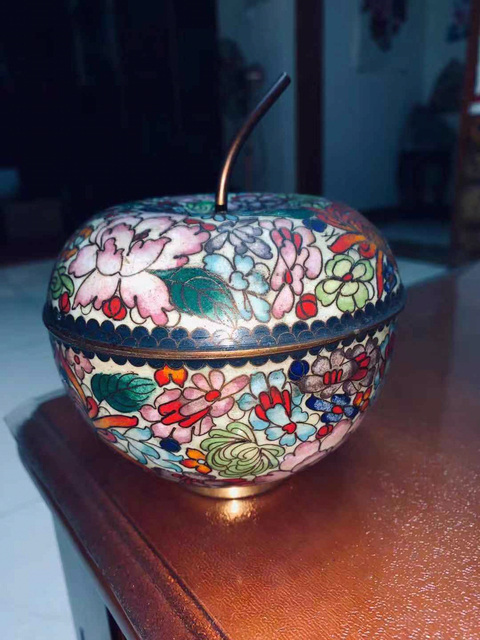古玩陶瓷景泰藍花卉紋蘋果形蓋罐拍賣，當前價格8500元