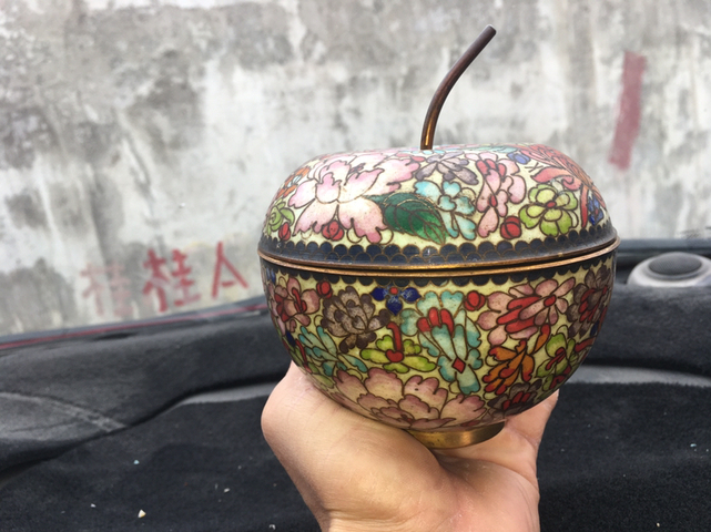 古玩陶瓷景泰藍花卉紋蘋果形蓋罐拍賣，當前價格8500元