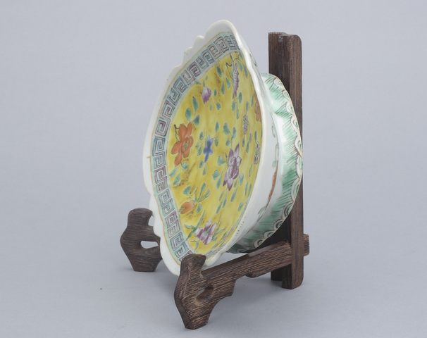 古玩陶瓷清末民初·粉彩花卉紋海棠盤(域鑒優品)拍賣,當前價格950元