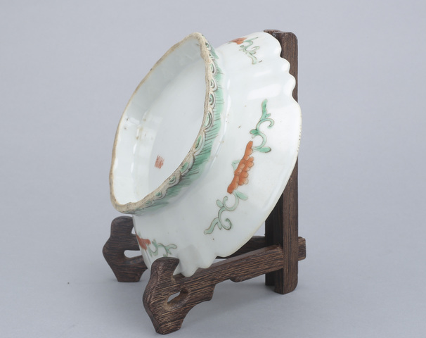 古玩陶瓷清末民初·粉彩花卉紋海棠盤(域鑒優品)拍賣,當前價格950元