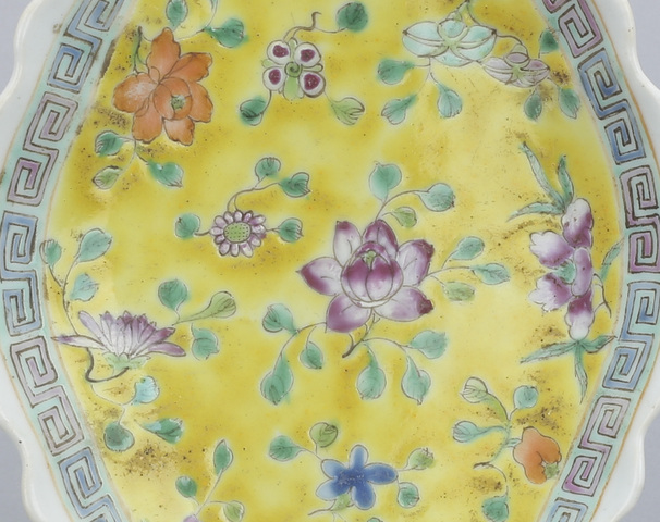 古玩陶瓷清末民初·粉彩花卉紋海棠盤(域鑒優品)拍賣,當前價格950元