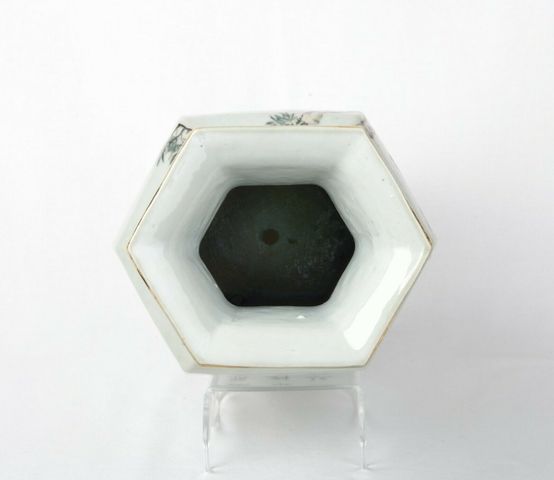 古玩陶瓷粉彩人物故事紋石榴耳六方瓶拍賣，當前價格13680元