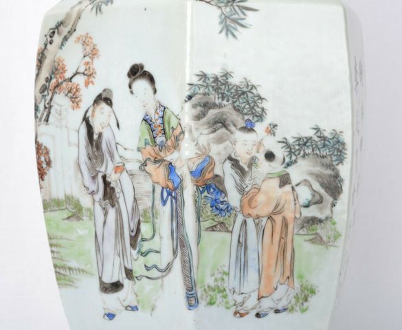 古玩陶瓷粉彩人物故事紋石榴耳六方瓶拍賣，當前價格13680元