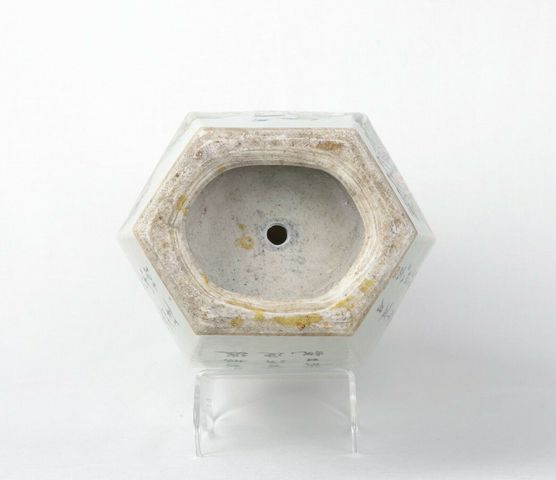 古玩陶瓷粉彩人物故事紋石榴耳六方瓶拍賣，當前價格13680元