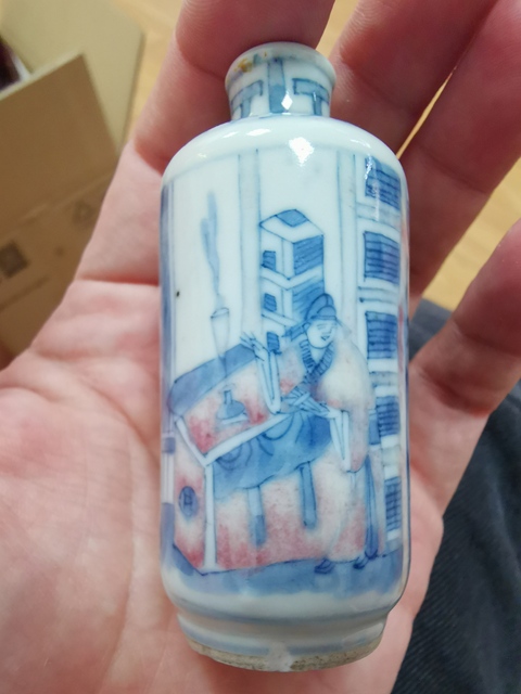 古玩陶瓷夜讀鼻煙壺拍賣，當(dāng)前價(jià)格9800元