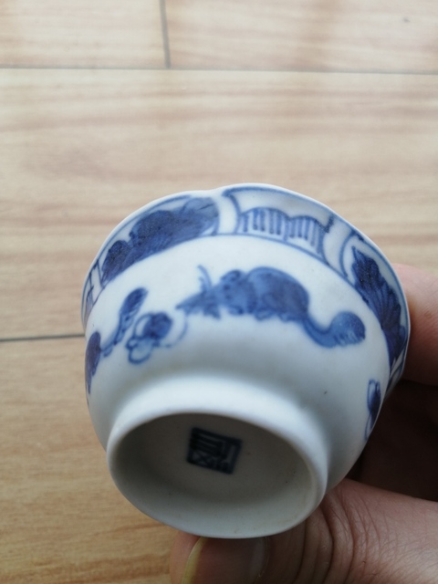 古玩陶瓷青花松鼠吃葡萄紋杯拍賣，當前價格8800元