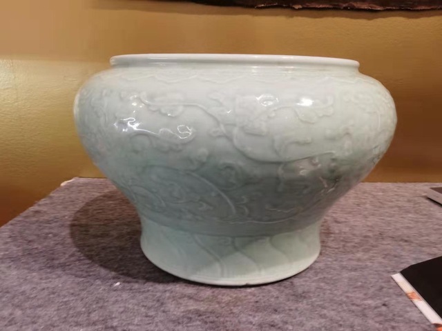 古玩陶瓷粉青釉印纏枝花卉紋扇缸拍賣，當(dāng)前價格9800元