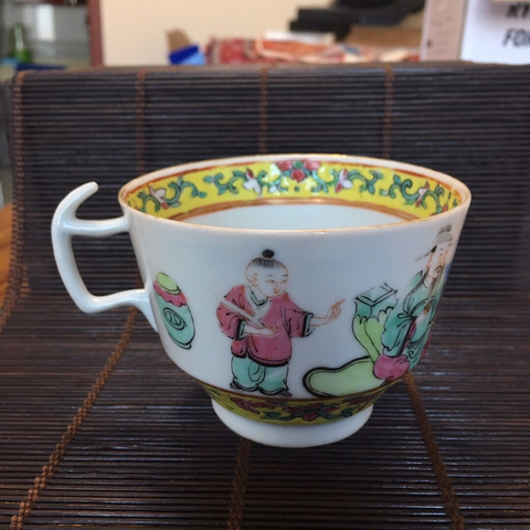 古玩陶瓷晚清·粉彩人物紋執(zhí)杯真品鑒賞圖
