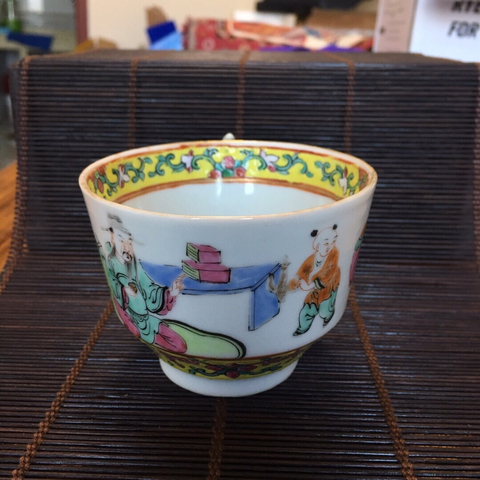 古玩陶瓷晚清·粉彩人物紋執(zhí)杯真品鑒賞圖