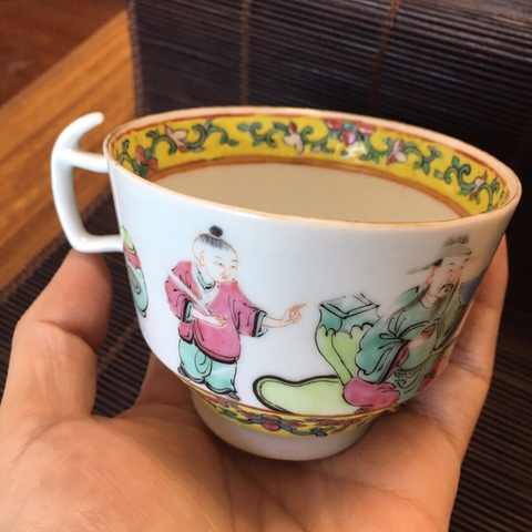 古玩陶瓷晚清·粉彩人物紋執(zhí)杯真品鑒賞圖
