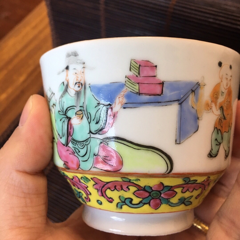 古玩陶瓷晚清·粉彩人物紋執(zhí)杯真品鑒賞圖